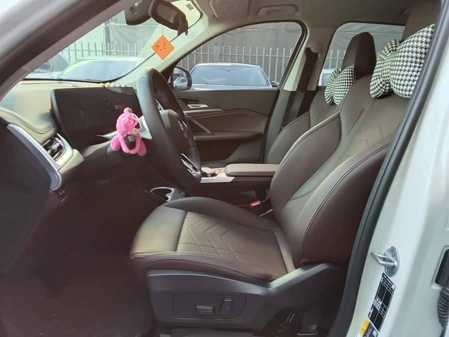 BMW iX1 2025 car image #10