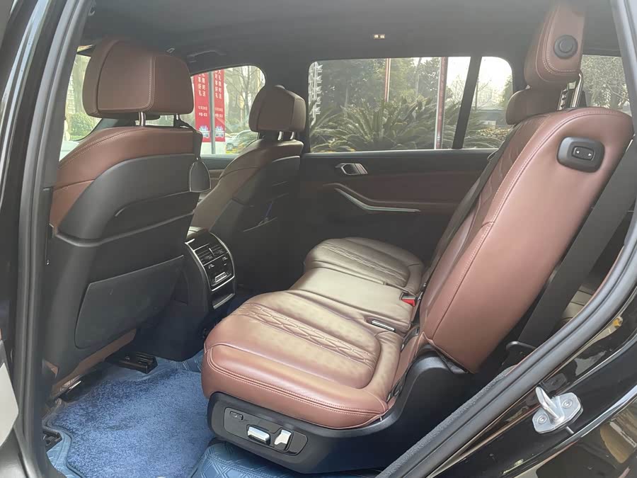 BMW X7 2020 car image #10