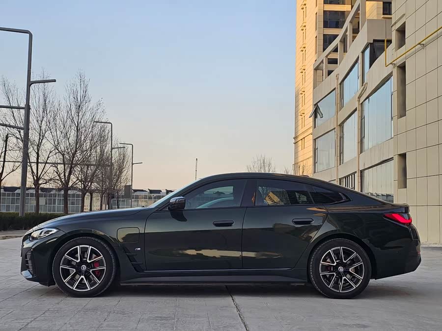 BMW i4 2022 car image #10