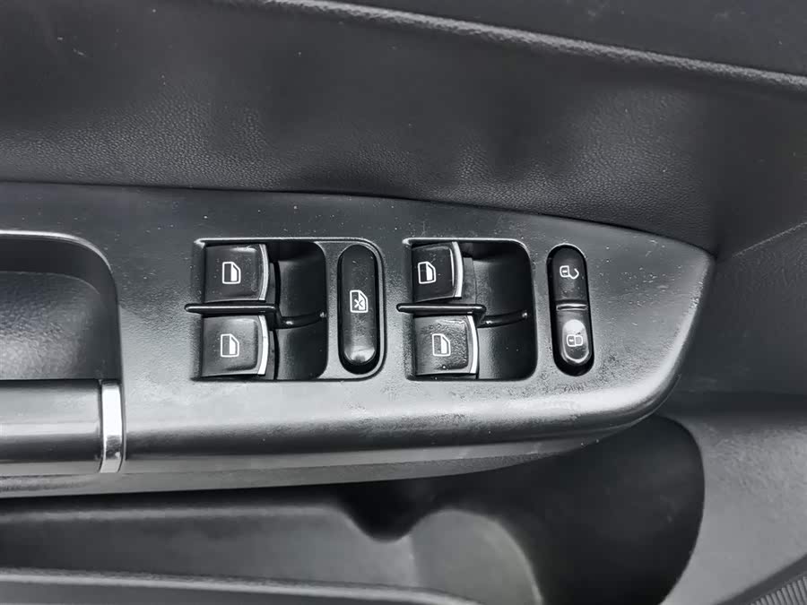 Volkswagen Bora 2013 car image #10