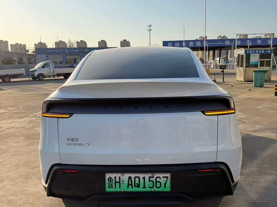 Tesla Model Y 2025 #10 Tesla Model Y 2025 car image #10