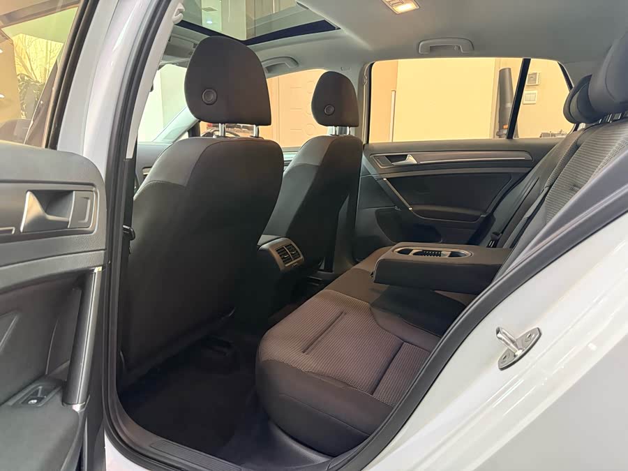 Volkswagen Golf 2017 car image #10