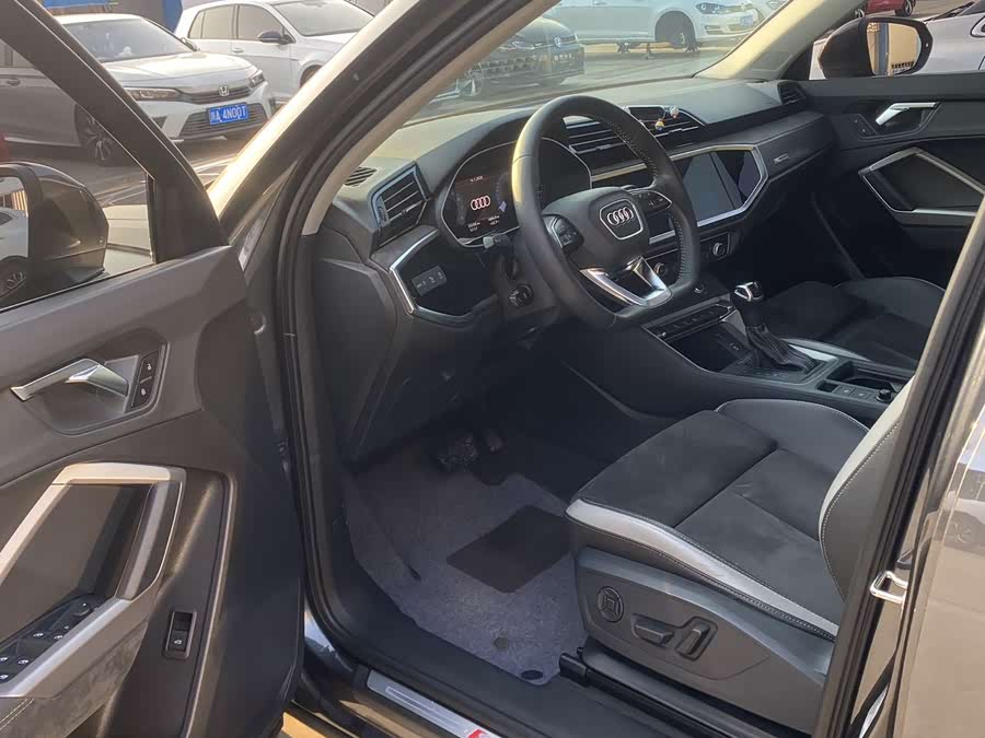 Audi Q3 2021 car image #10