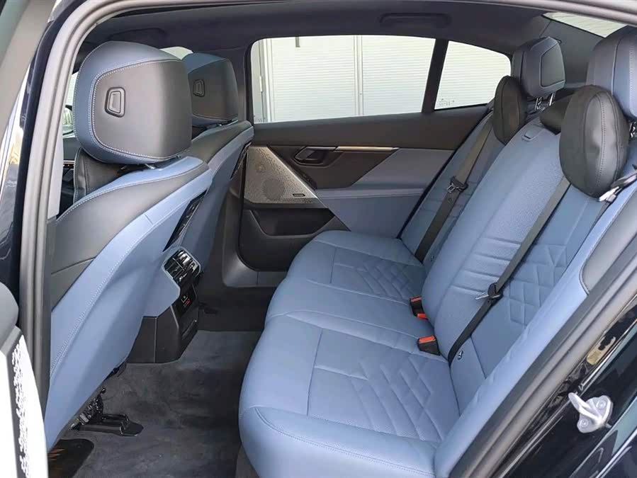 BMW i5 2025 car image #10