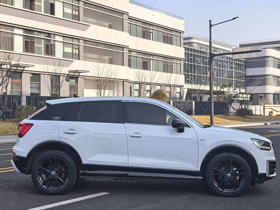 Audi Q2L 2021 car image #10