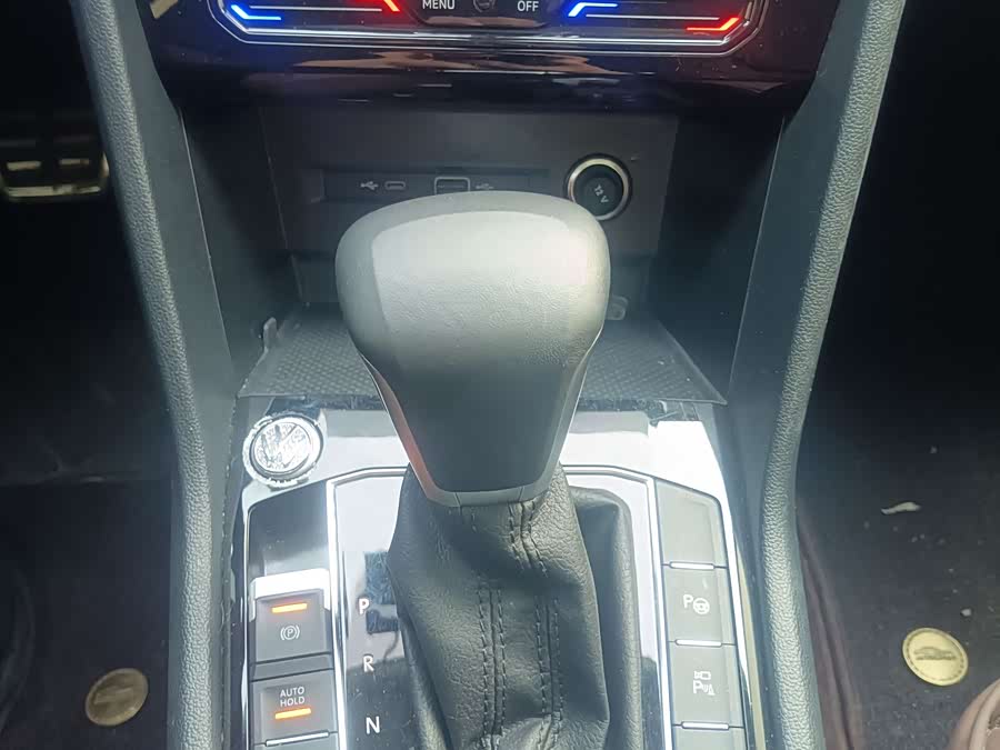 Volkswagen Tiguan L 2023 car image #10
