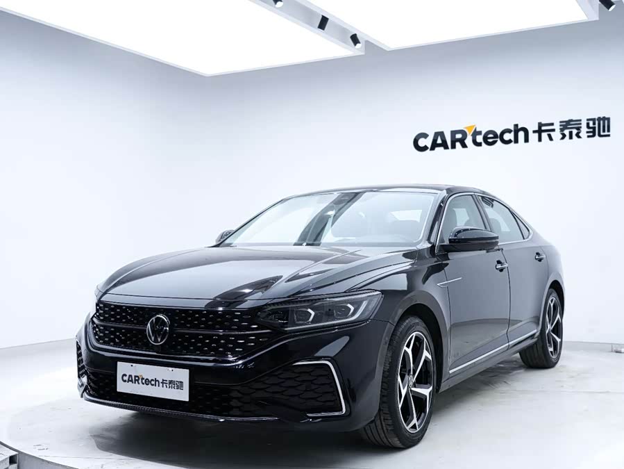 Volkswagen Passat 2023 immagine di auto #10