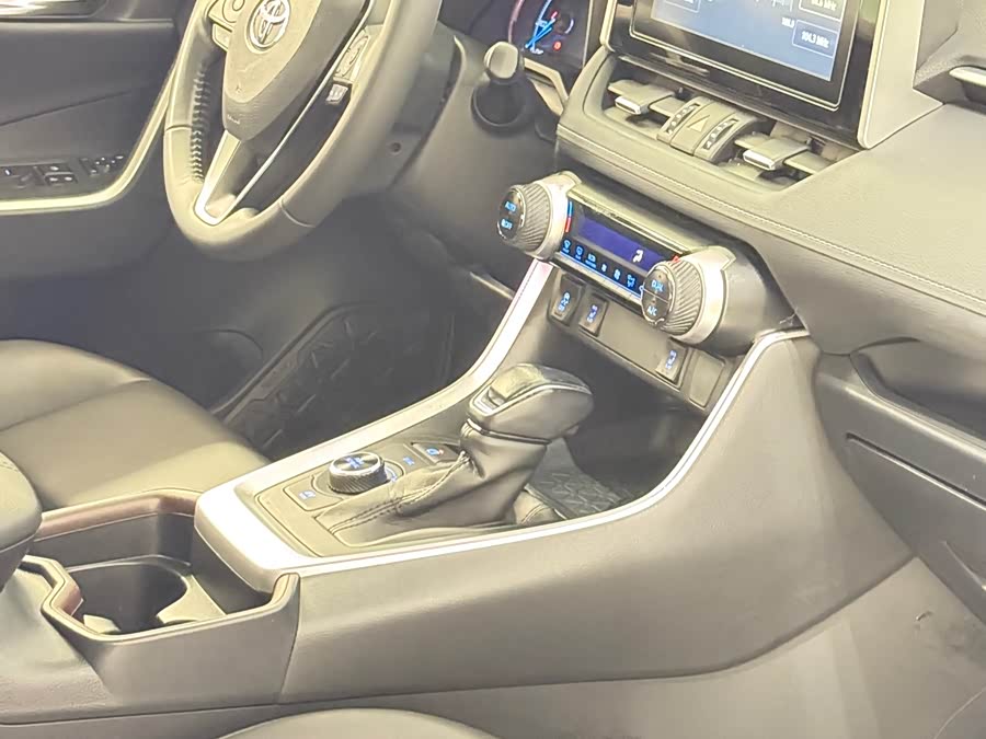 Toyota RAV4 2021 car image #10