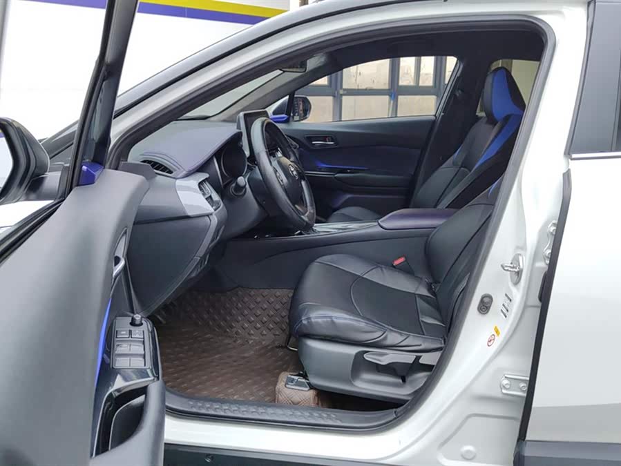 Toyota C-HR 2019 immagine di auto #10