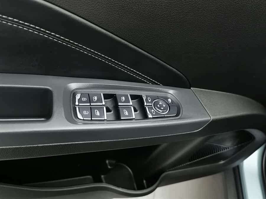 哪吒汽车 哪吒V 2021 汽车图片 #10