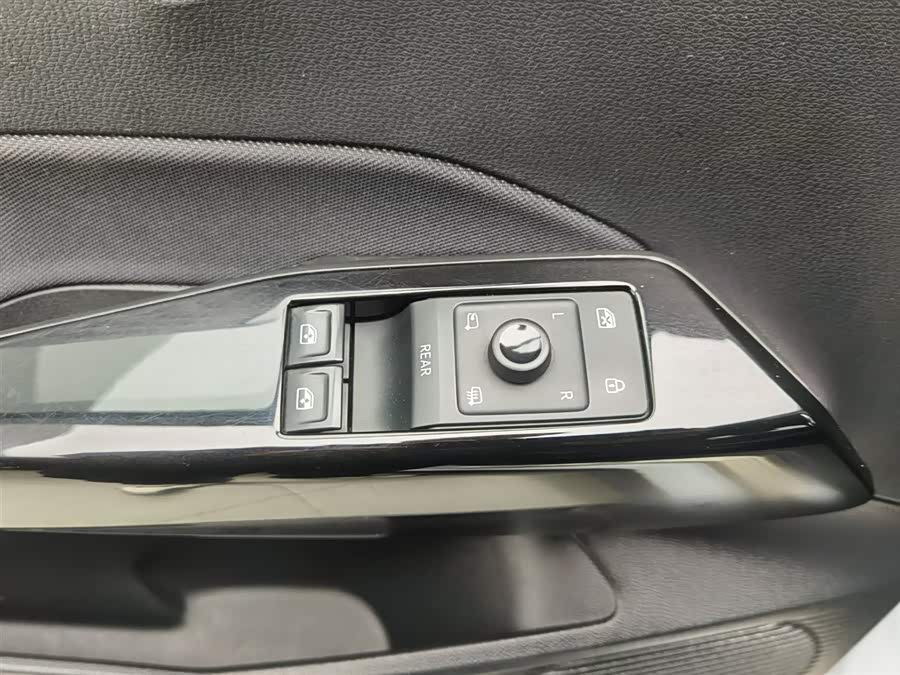 Volkswagen ID.3 2023 immagine di auto #10