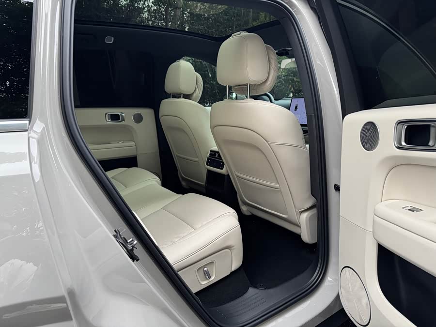 Li L6 2025 image de voiture #10