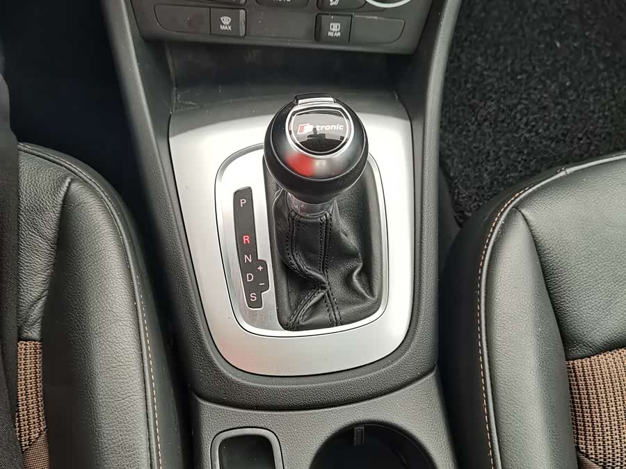 Audi Q3 2016 car image #10