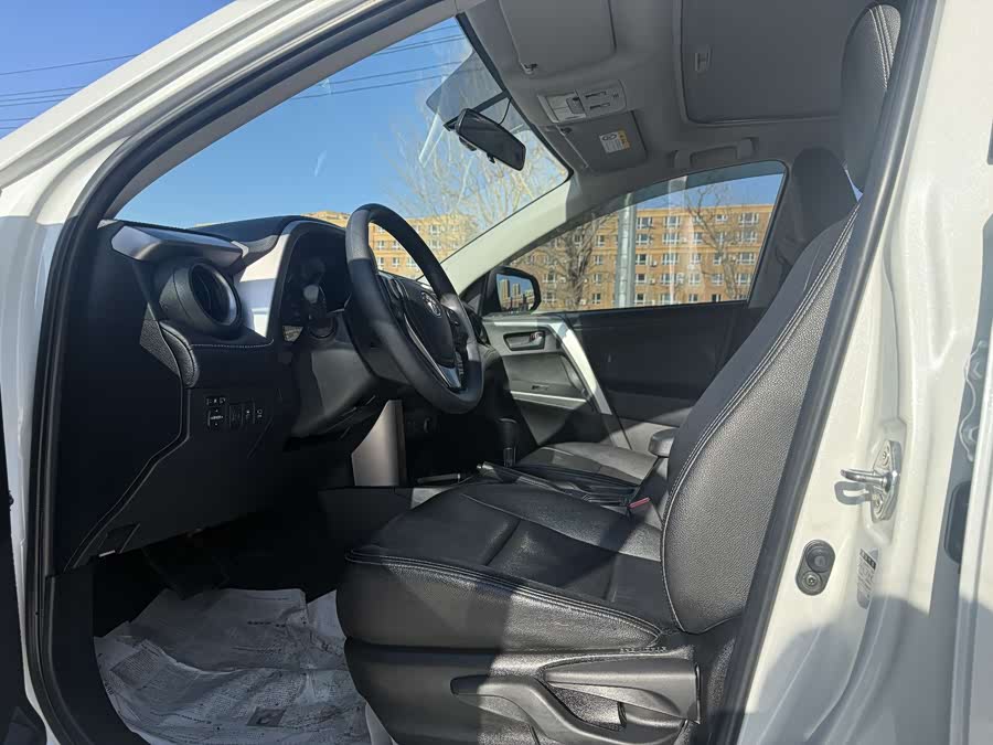 Toyota RAV4 2018 car image #10