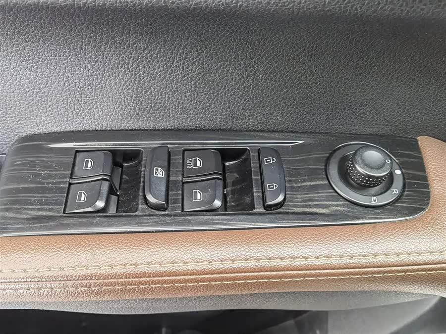 SWM X7 2018 صورة سيارة #10