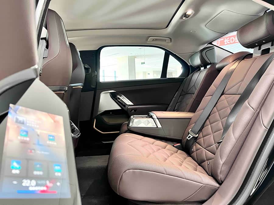 BMW i7 2023 car image #10