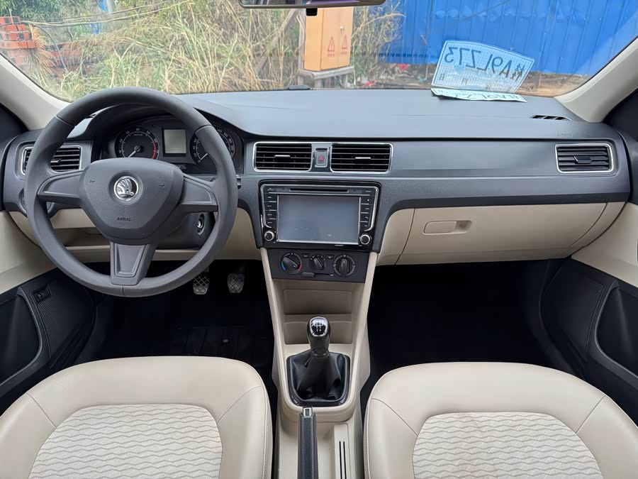 Skoda Rapid 2015 car image #10