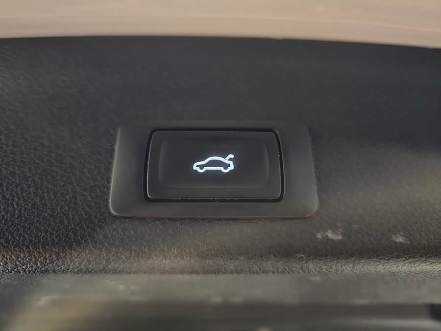 Audi Q3 2020 car image #10