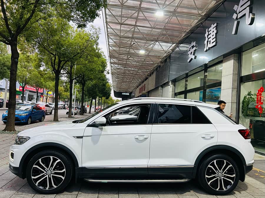 Volkswagen T-Roc 2020 car image #10