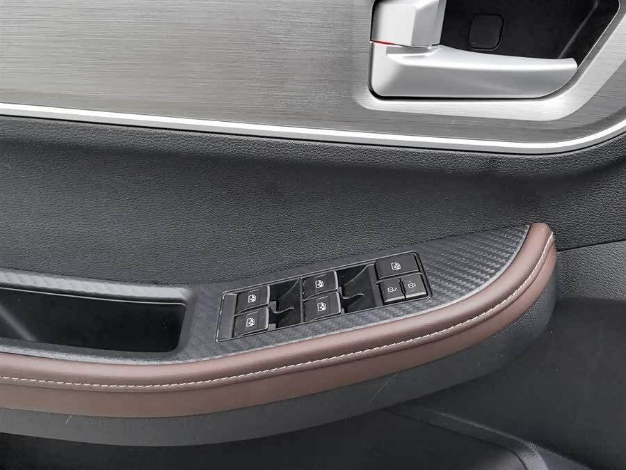 Forthing T5 2024 immagine di auto #10