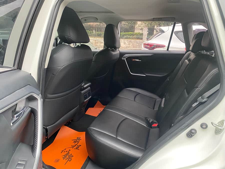 Toyota RAV4 2019 car image #10