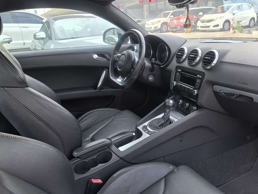 Audi TT 2010 car image #10