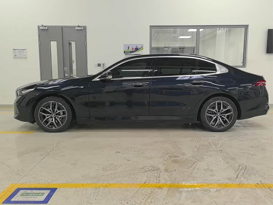 BMW i5 2025 car image #10