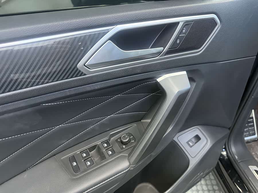 Volkswagen Tiguan L 2021 car image #10