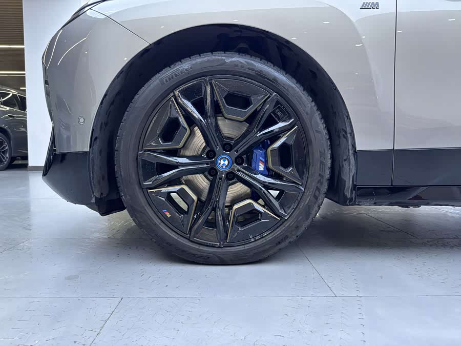 BMW iX M60 2025 car image #10