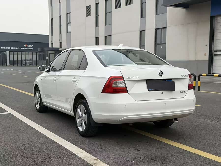 Skoda Rapid 2015 car image #10