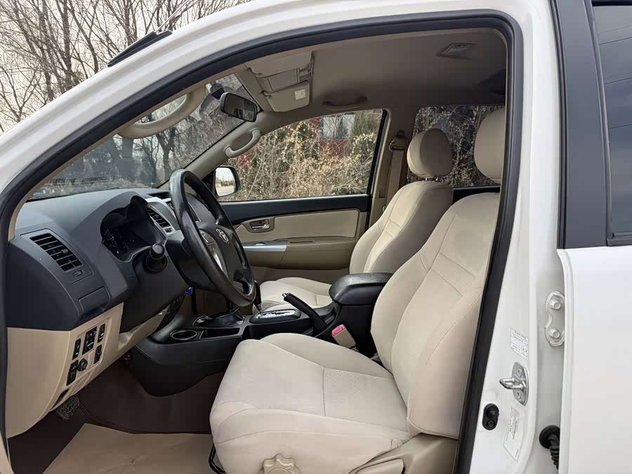 Toyota Fortuner 2016 immagine di auto #10