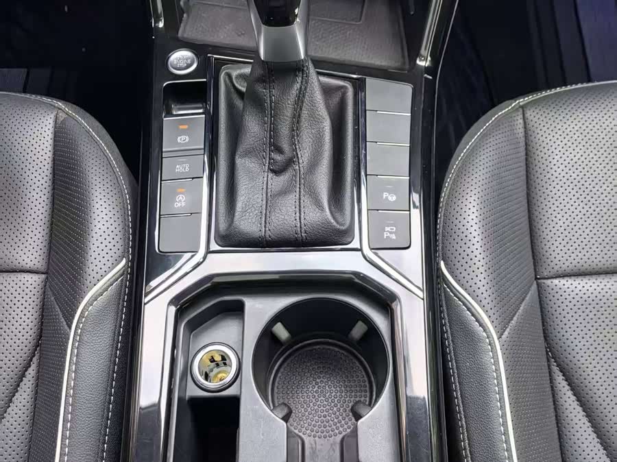 Volkswagen Passat 2024 immagine di auto #10