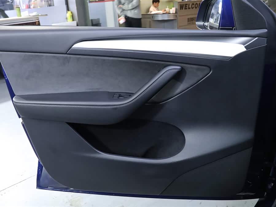 Tesla Model Y 2023 car image #10