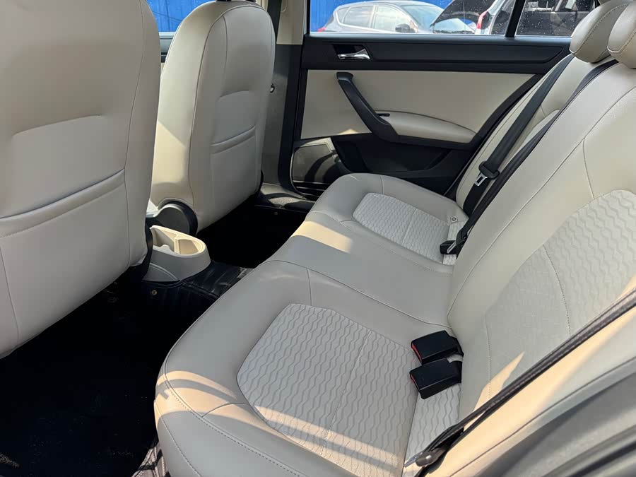 Skoda Rapid 2015 car image #10