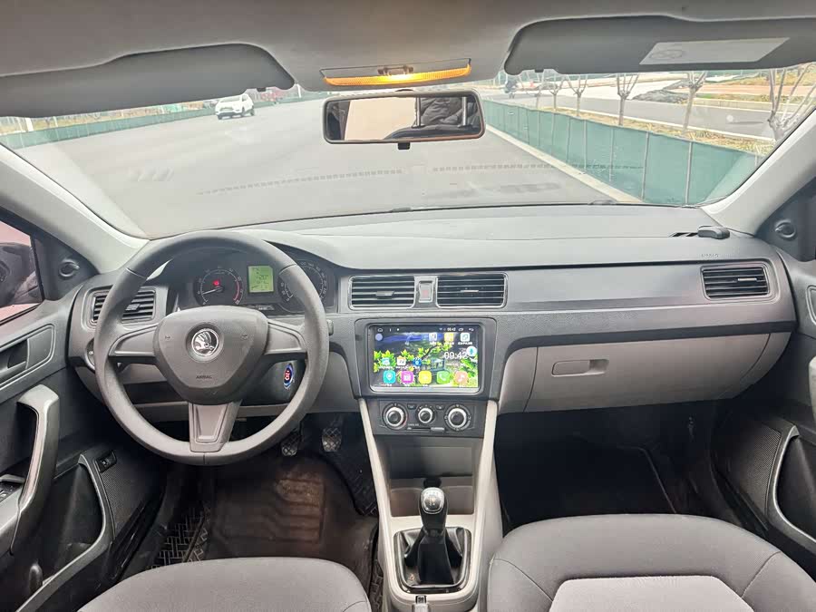 Skoda Rapid 2016 car image #10