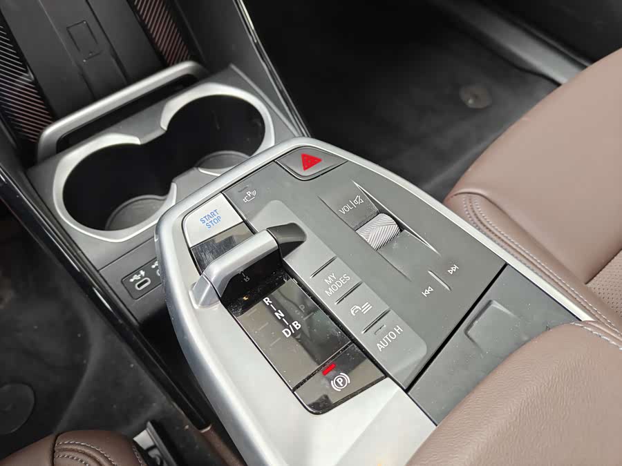 BMW iX1 2025 car image #10