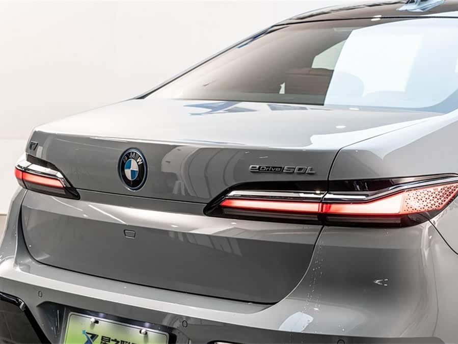 BMW i7 2025 car image #10