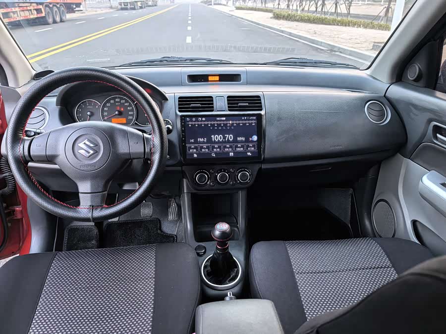 Suzuki Swift 2015 car image #10