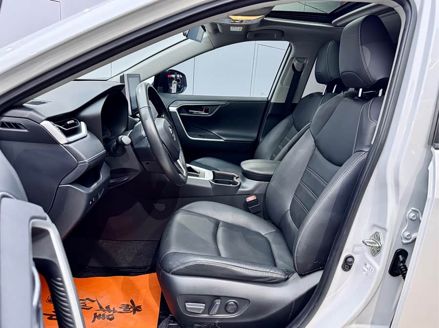 Toyota RAV4 2022 car image #10