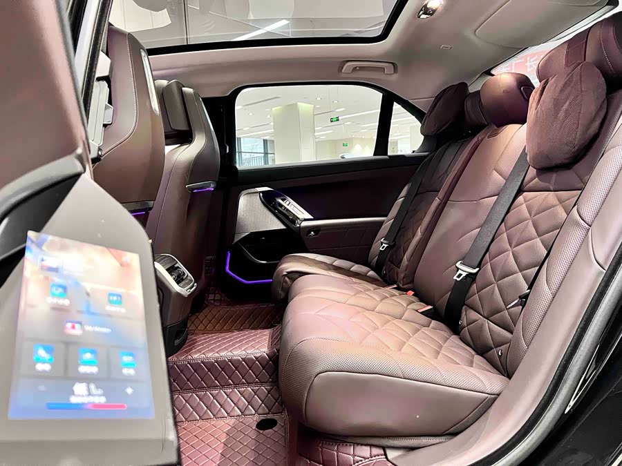 BMW i7 2024 car image #10