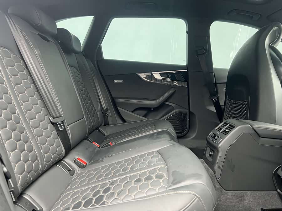 Audi RS 4 2023 car image #10