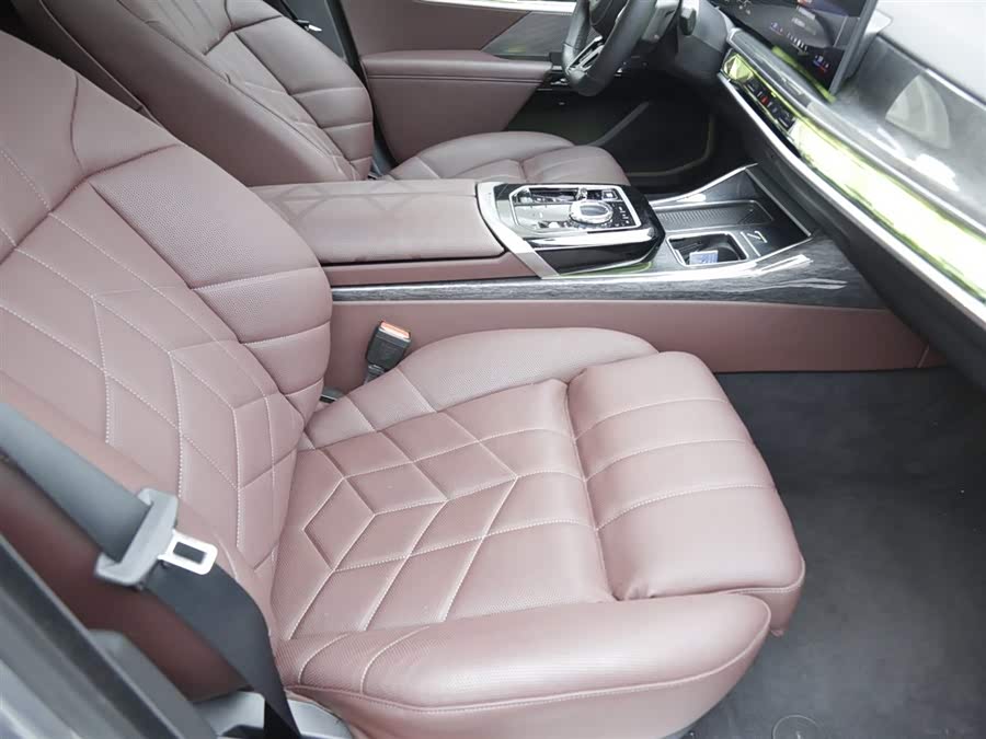 BMW i7 2023 car image #10