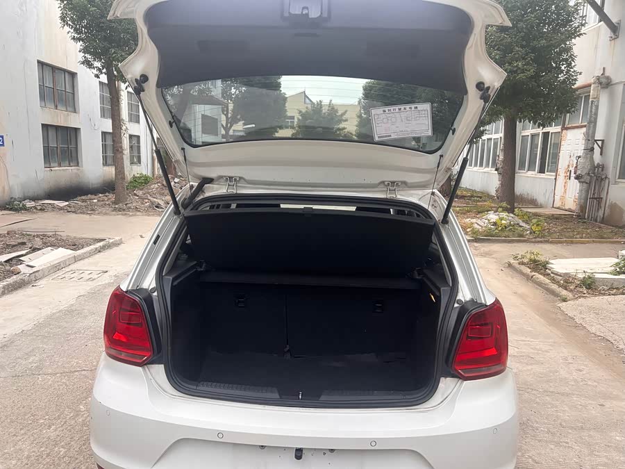 Volkswagen Polo 2015 car image #10