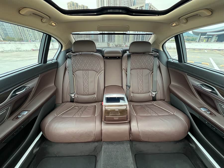 BMW 7 Series 2020 car image #10