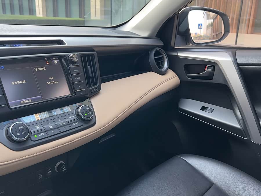 Toyota RAV4 2018 car image #10