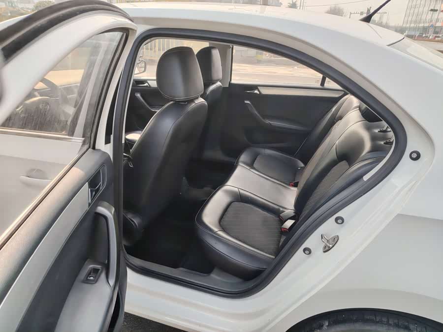 Skoda Rapid 2018 car image #10