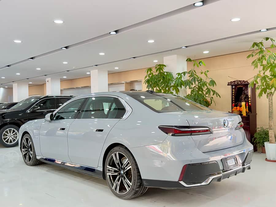 BMW i7 2023 car image #10