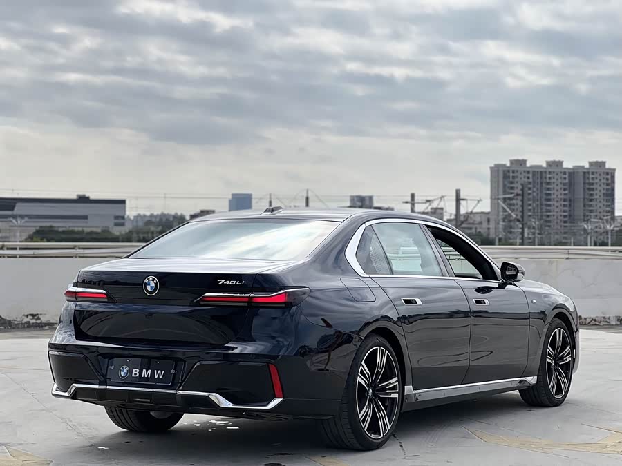 BMW 7 Series 2024 car image #10