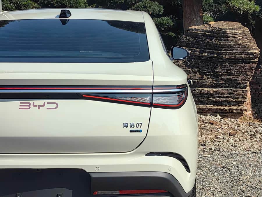 BYD Seal 07 DM-i 2025 immagine di auto #10