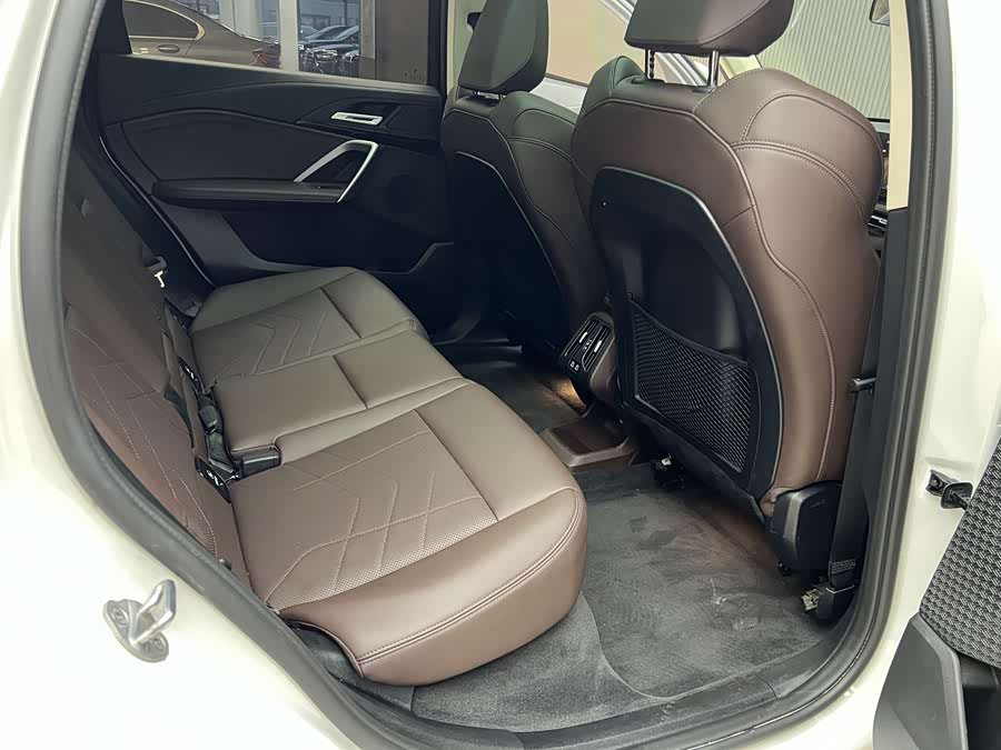 BMW iX1 2024 car image #10